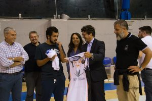 Luca mentre riceve la maglietta del Derthona Basket