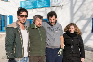 Luca in fattoria con i suoi educatori